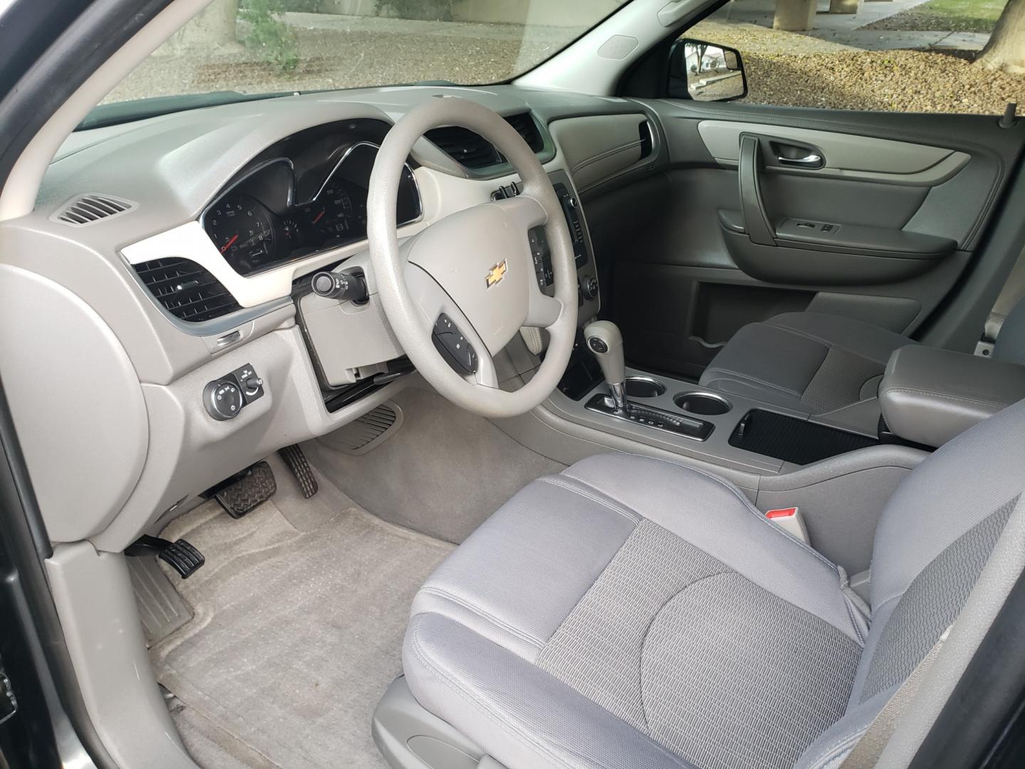 2014 /gray and lite gray Chevrolet Traverse ls (1GNKRFED7EJ) with an 3.6L V6 DOHC 24V engine, 4-Speed Automatic transmission, located at 323 E Dunlap Ave., Phoenix, AZ, 85020, (602) 331-9000, 33.567677, -112.069000 - 2014 Chevrolet Traverse LS,.......EXCELLENT condition,.... Ice Cold A/C, Gray and lite gray interior with lite gray cloth seats in near perfect condition, 3RD row seating, Rear AC, New brakes, Tune up, Touch screen Stereo/CD Player, Bluetooth, Phone sync, Backuup camera, Satellite, This suv is gorge - Photo#9